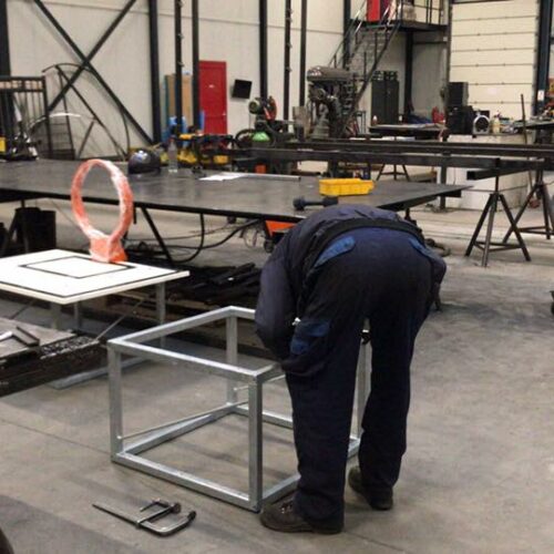 Basketbalbord LK compleet 10 Een kijkje in onze werkplaats bij onze nieuwe basketbalborden type LK. Op de afbeelding wordt gewerkt aan de frames voor de wandmontage.